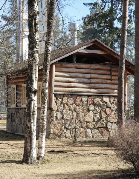 Outbuildings entre árvores . — Fotografia de Stock