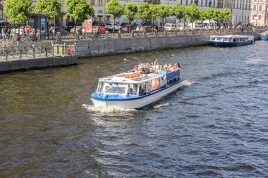 Turistler eğlence gemisinde.