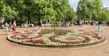 Çiçek yataklarındaki insanlar..