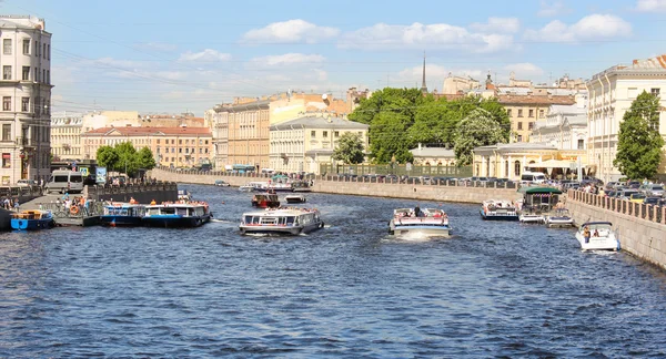 La haute saison touristique sur la rivière Fontanka . — Photo