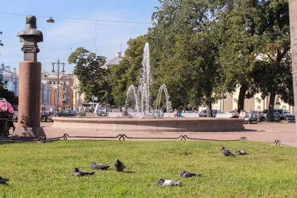 Un petit parc avec une fontaine sur la place Manezhnaya . — Photo