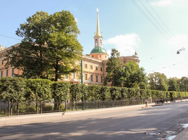 Mihajlovszkij vár a fák mögött. — Stock Fotó