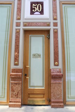 Geçitteki satış köşküne giriş..