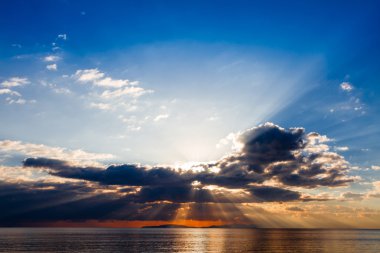 Tiren Denizi crepuscular ışınları