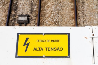 Uyarı yüksek gerilim işareti Portekiz