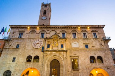 Ascoli Piceno, İtalya: Palazzo dei Capitani del Popolo Sarayı (Halk Kaptanları Sarayı) yazın günbatımında