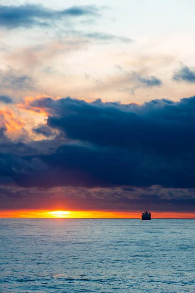 Paisaje Del Atardecer Marino Con Reflejo Sol Nuboso Barco Horizonte — Foto de Stock