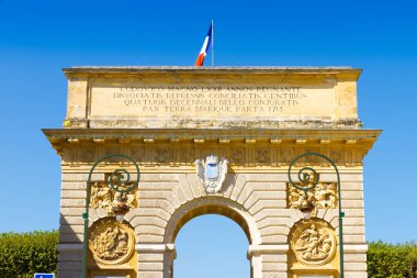 Porte du Peyrou, Montpellier, Fransa. Inscr: Louis büyük 72 yr. hüküm, komplocu Milletler bastırılmış ve kırk yıl savaş, barış kara ve deniz, tarih boyunca sadık olanlara 1715 barışık