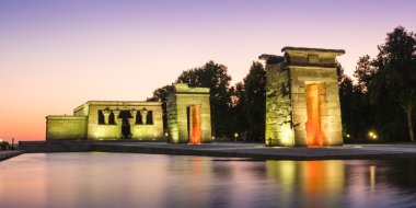 Gün batımında Madrid Debod Tapınağı