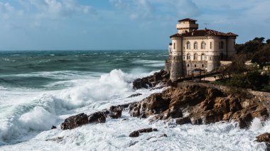 Livorno'da rüzgarlı bir günde Castello del Boccale
