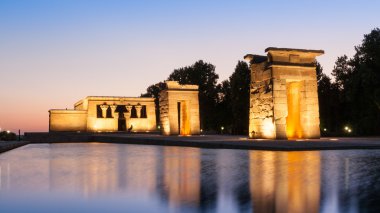 Gün batımında Madrid Debod Tapınağı