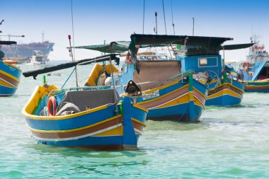 Marsaxlokk Malta bir balıkçı köyü olarak geleneksel balıkçı teknesi (luzzu)