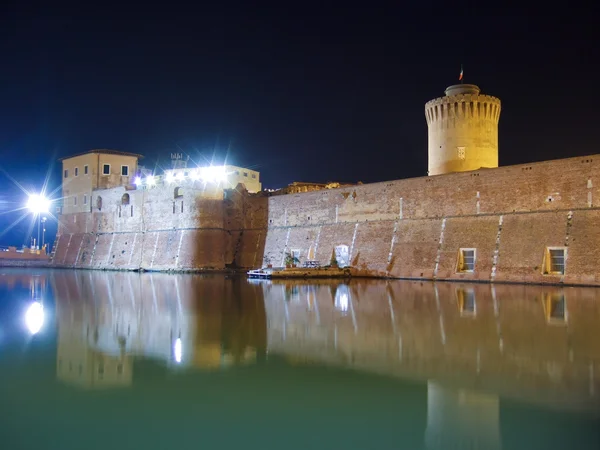 Gamla fästningen nattetid i Livorno, Italy — Stockfoto