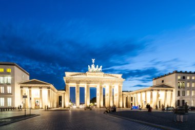 Brandenburg Kapısı (Almanca: Brandenburger Tor) Berlin