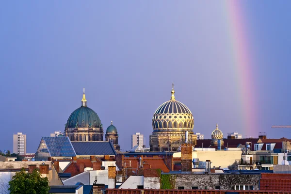 Berlin cathedral and new synagogue domes in Berlin, Germany — Stock Photo, Image