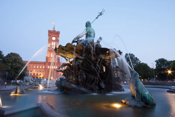 (Neptunbrunnen) Fuente de Neptuno en Berlín al atardecer — Foto de Stock