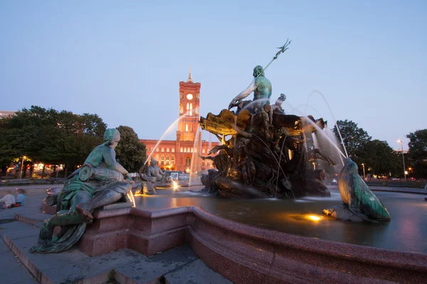 (Neptunbrunnen) Fuente de Neptuno en Berlín al atardecer — Foto de Stock