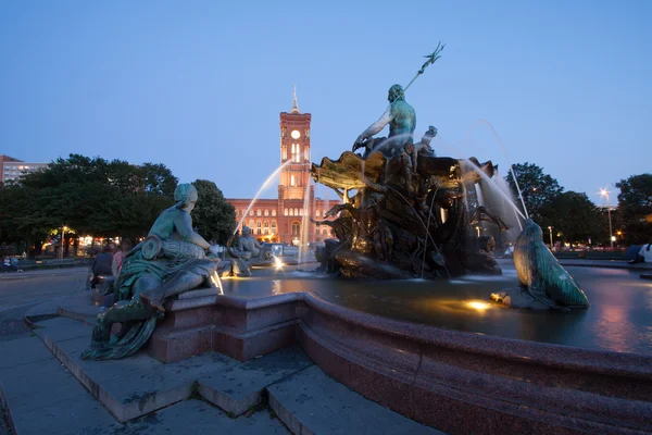 (Neptunbrunnen) Fuente de Neptuno en Berlín al atardecer — Foto de Stock