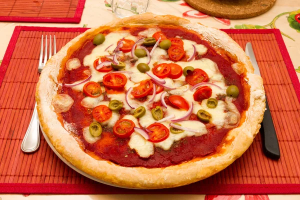 Італійська піца на столі, готові до вживання — стокове фото