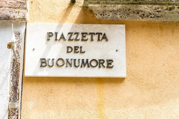 "Piazzetta del Buonumore "znamená" dobré nálady "v italštině. — Stock fotografie