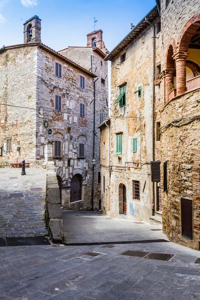 Campiglia Marittima est une commune italienne d'environ habitants. — Photo