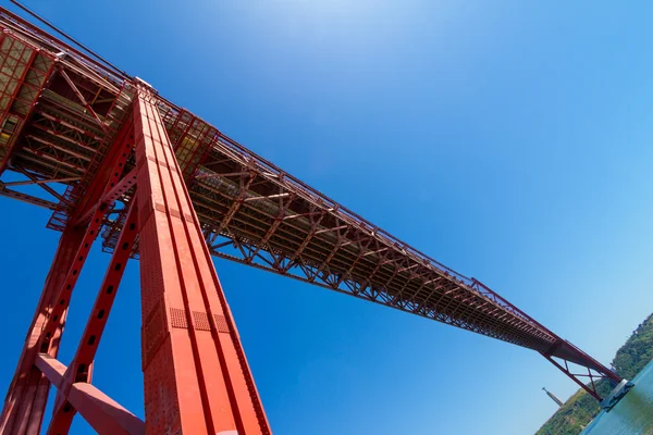 A Ponte 25 de Abril (Ponte 25 de Abril) é uma ponte suspensa em Lisboa, Portugal — Fotografia de Stock