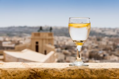 Taze su güneş ışığı altında Gozo, Malta