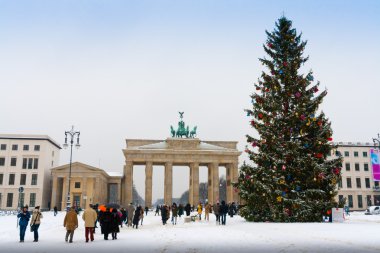 Noel ağacı Berlin ve Brandenburg Kapısı