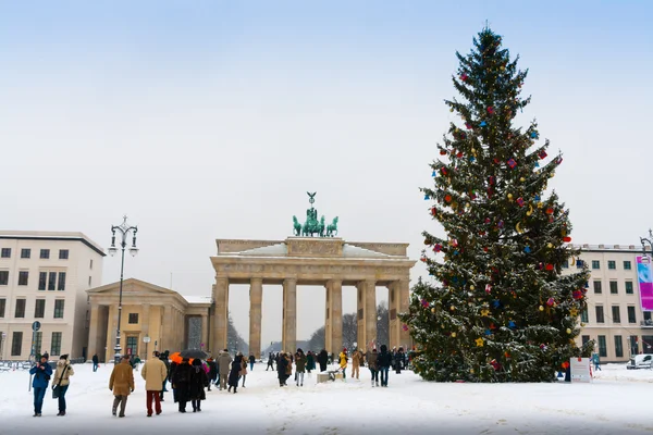 O Portão de Brandemburgo e a árvore de Natal em Berlim — Fotografia de Stock