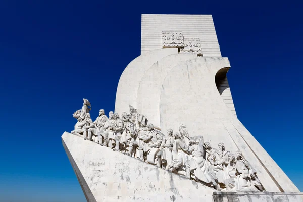 El Monunento a los Descubrimientos en Lisboa, Portugal — Foto de Stock