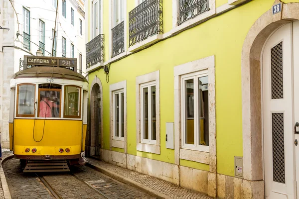 Tranvía de Lisboa en Alfama, Lisboa — Foto de Stock