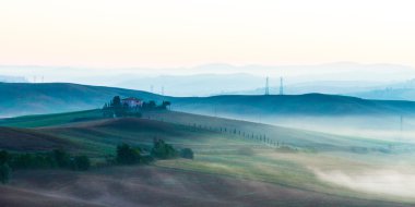 Girit Senesi manzara Toskana, İtalya sisli bir şafak üzerinde