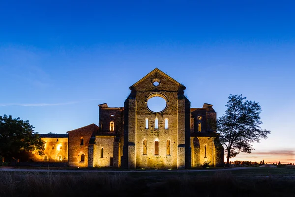 San Galgano utan tak cistercienserklostret i Toscana vid solnedgången. — Stockfoto