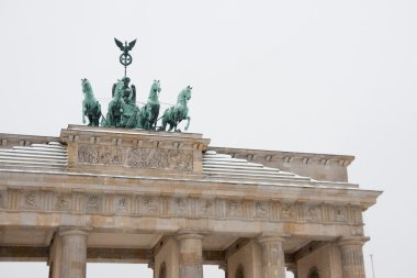 Berlin'de kar ile Brandenburg Kapısı