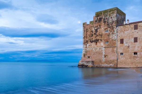 Torre Mozza régi tengerparti torony Toszkánában — Stock Fotó