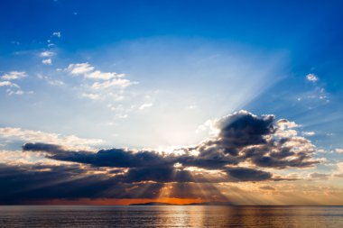 Tiren Denizi crepuscular ışınları