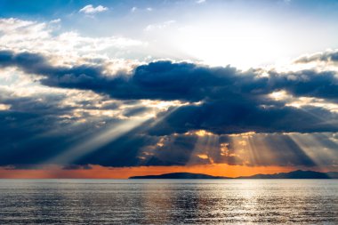 Tiren Denizi crepuscular ışınları