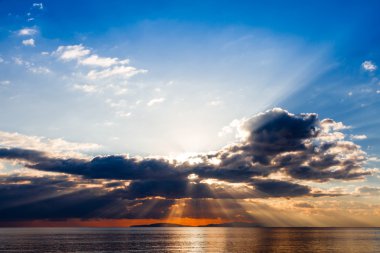 Tiren Denizi crepuscular ışınları