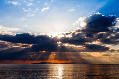 Crepuscular ışınları Follonica Körfez Toskana, İtalya
