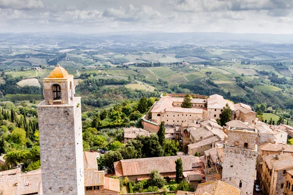 San gimignano ist eine kleine ummauerte mittelalterliche hügelstadt in italien — Stockfoto