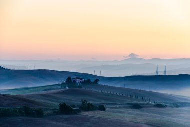 Girit Senesi manzara Toskana, İtalya sisli bir şafak üzerinde