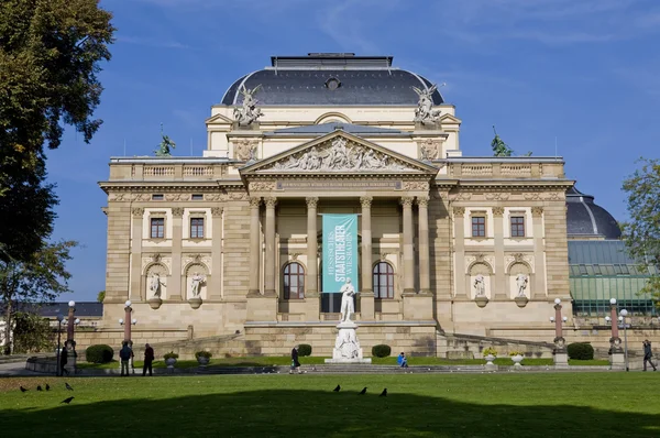 Vecchio teatro al sole in città — Foto Stock