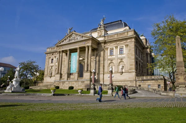 Stary Teatr na słońcu w mieście — Zdjęcie stockowe