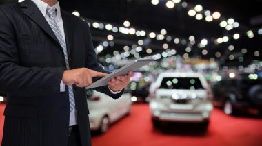 işadamı tablet bulanık olay arka plan ile kullanma