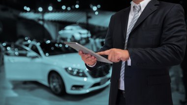 işadamı tablet bulanık olay arka plan ile kullanma