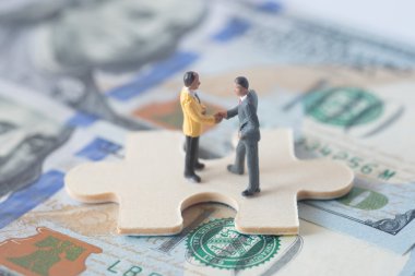 minyatür işadamı takımız parçalı bulmaca üzerinde anlaşma