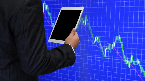 Uomo d'affari utilizzando tablet con sfondo grafico — Foto Stock