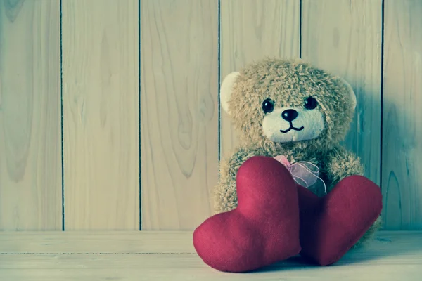 Oso de peluche con fondo de corazón rojo pareja en mesa de madera — Foto de Stock