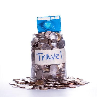 Paralar için cam kavanoza beyaz arka plan üzerinde seyahat