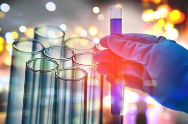 Laboratuvar test tüpü tutan bilim adamı el çift pozlama